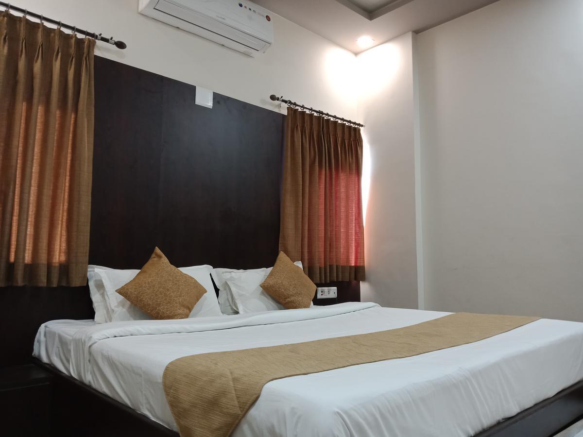 Hotel Nilay Dwarka  Ngoại thất bức ảnh