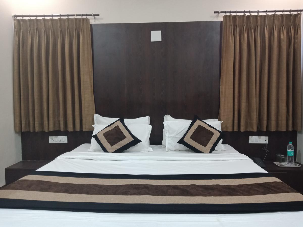 Hotel Nilay Dwarka  Ngoại thất bức ảnh