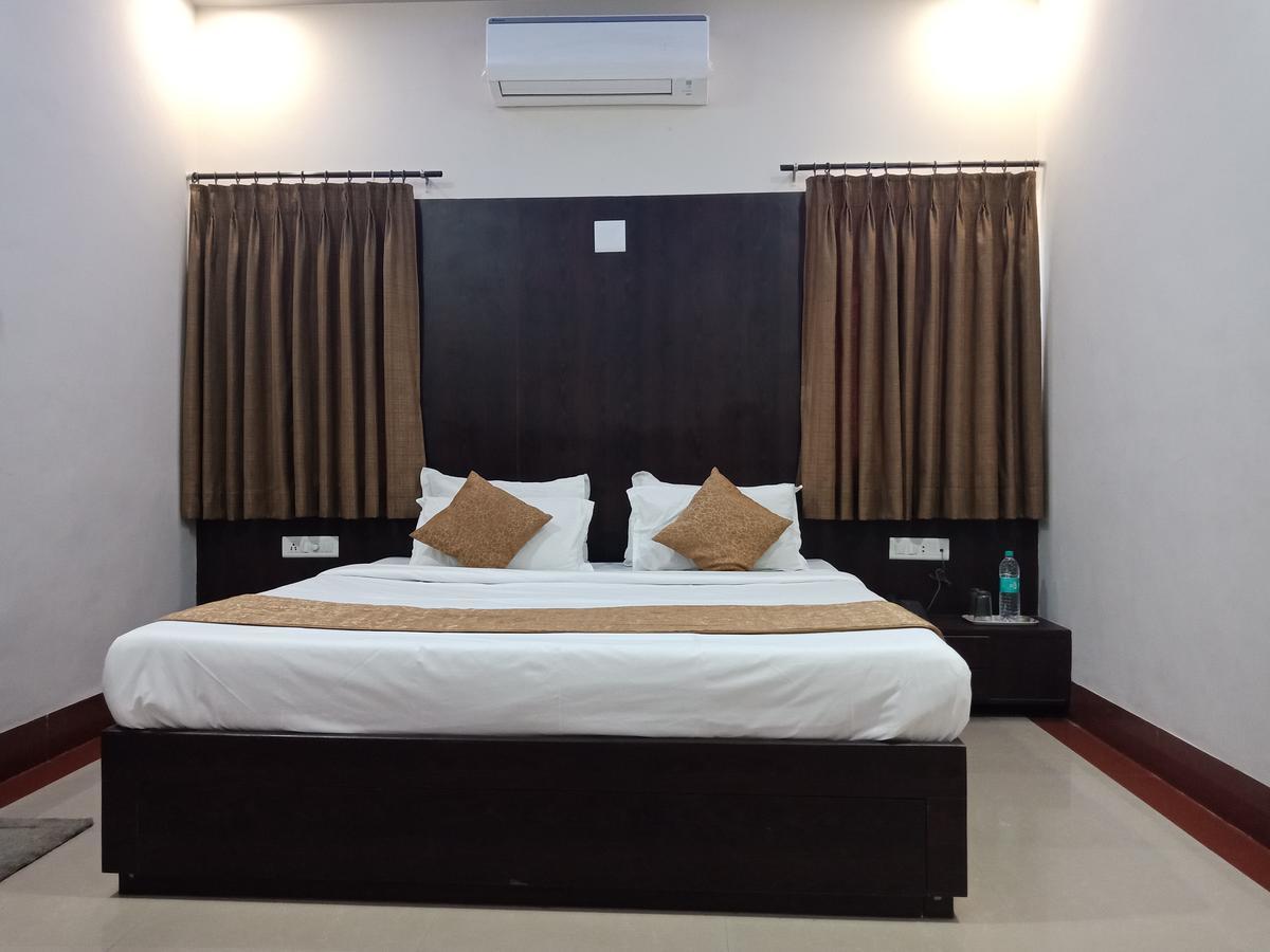 Hotel Nilay Dwarka  Ngoại thất bức ảnh